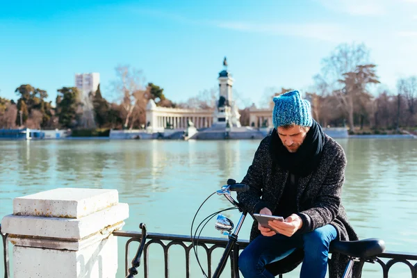 Man leest op zijn Tablet PC — Stockfoto