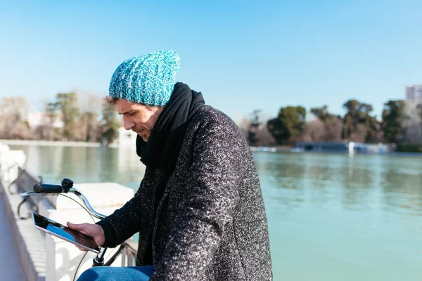 Mann liest ein eBook in einem Park in Madrid — Stockfoto