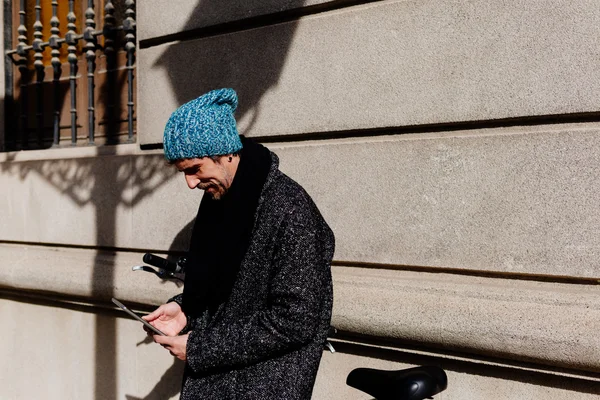 Hombre revisando su tableta en la calle —  Fotos de Stock