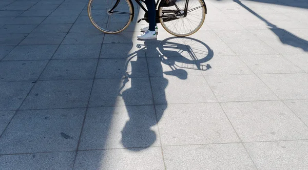 彼のバイクを持つ男の光と影 — ストック写真