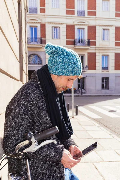 Homem bonito lendo em seu Tablet — Fotografia de Stock