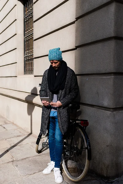 Man Reading on his Ebook on the Street — Stock Photo, Image