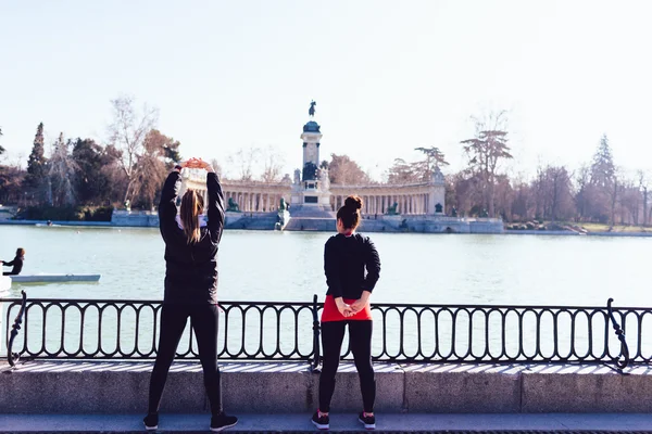 Twee vrouwen die zich uitstrekt over een Park — Stockfoto