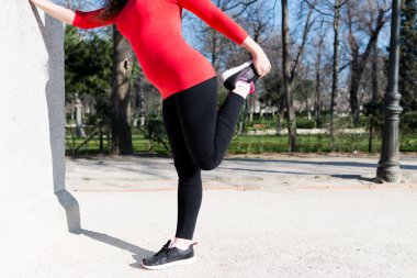 Bacağını bir parkın germe