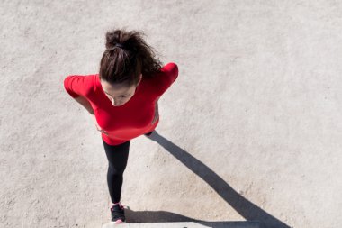 Ayaklarını bir parkın germe