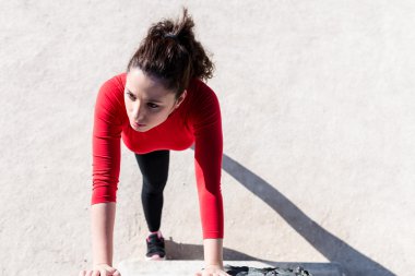 Çalışma dışarı kadın konsantre