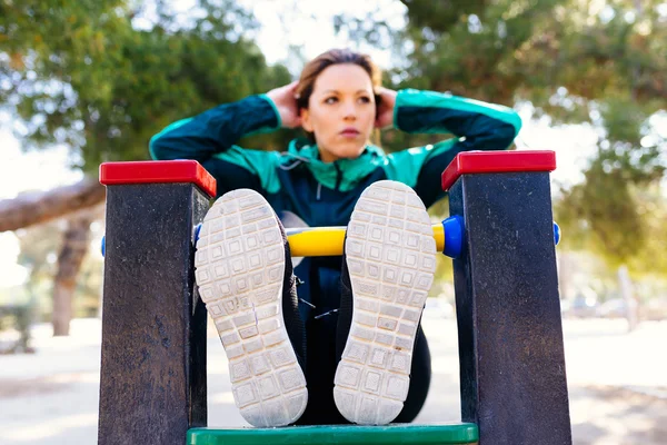 Mulher fazendo Crunch em um parque — Fotografia de Stock