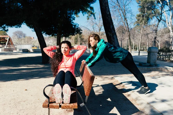 Frauen trainieren hart in einem Park — Stockfoto