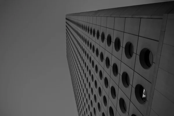 Kreisfenster an einem futuristischen Gebäude — Stockfoto