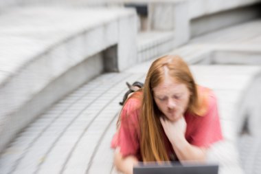 Kamu üzerinde çalışan bir bulanık Headred yakışıklı çocuk