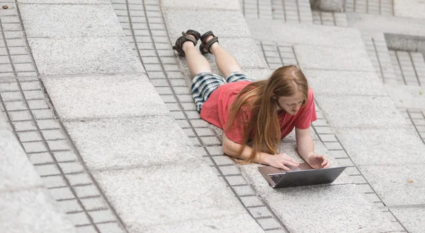 Casual clothes at working hours with a Laptop — Stock Photo, Image