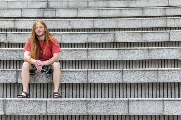 Rotschopf Junge sitzen auf Stufen — Stockfoto