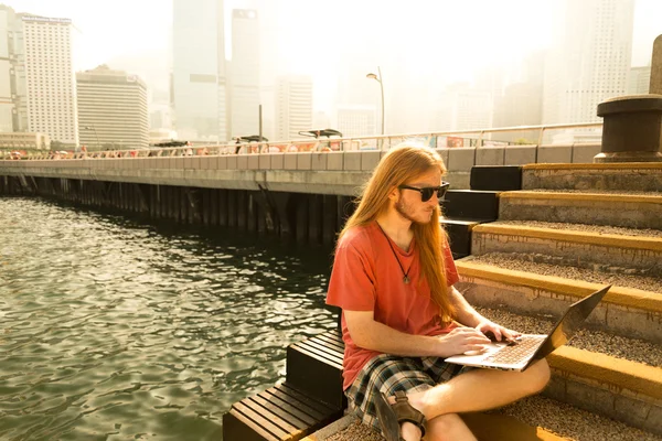 Hispter werken op een Pier met fel licht — Stockfoto