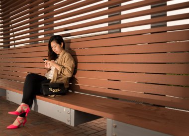 Enlighted kız manifatura bir arkadaş