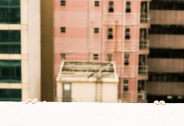 Bir çatıda parmaklar