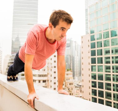 Adam bir Corbel egzersizleri yapma