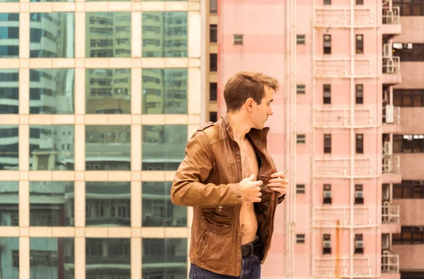 Hombre con el pecho desnudo usando una chaqueta —  Fotos de Stock