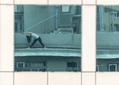 Yansımanın Yoga yaparken bir kız