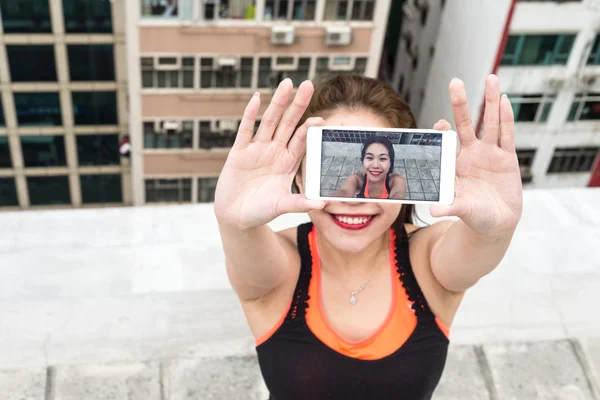 Asya Selfie alarak kız