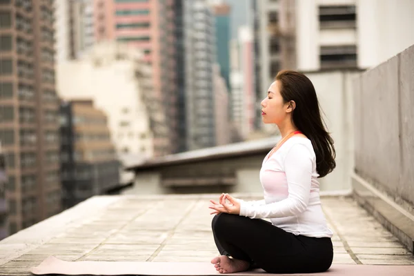 Hong Kong'da bir çatı üzerinde meditasyon
