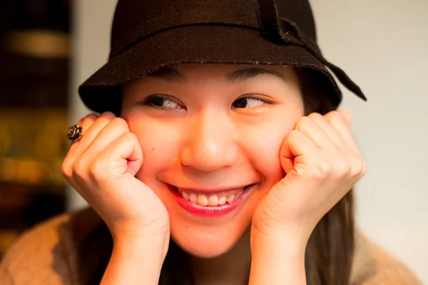 Aziatisch meisje glimlachend in een bar — Stockfoto