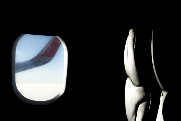 Blauer Himmel durch ein Flugfenster — Stockfoto