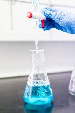 Sıvı bir Erlenmeyer bir huni ayıran.