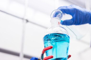 Aktarma sıvıdan bir Erlenmeyer bir huni