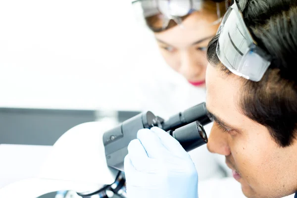 2 Investigador trabajando juntos en un MIcroscope — Foto de Stock