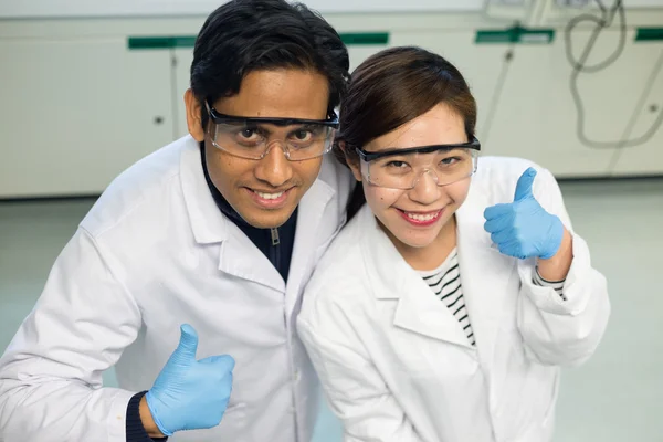 Felices compañeros de trabajo en un laboratorio — Foto de Stock