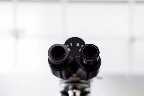 Mikroskoopin linssi — kuvapankkivalokuva