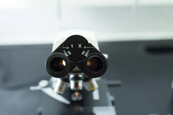 Мікроскоп в лабораторії біо — стокове фото