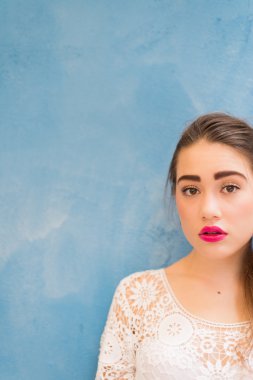 Şaşırtıcı kırmızı dudaklar ile güzel kız