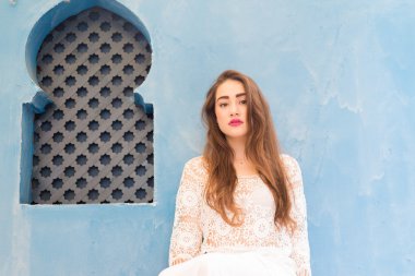 Sadece kameraya bakarak