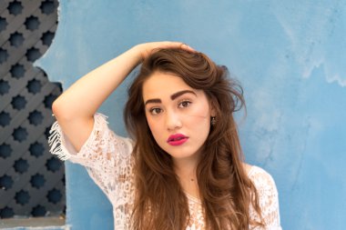 Onun saç tarama sırasında şehvetli bakışta