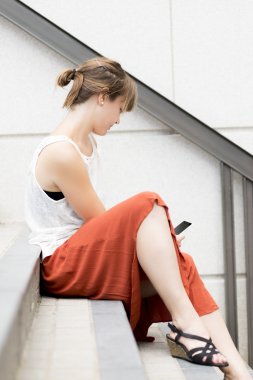 Sevimli kadın onun telefon mesajları okuma