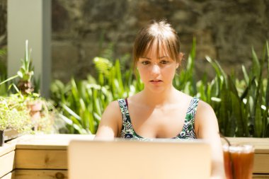 Bir proje üzerinde çalışan konsantre kadın