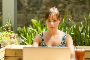 Bir proje üzerinde çalışan konsantre kadın