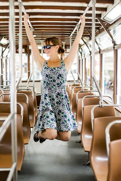 Молодая женщина развлекается в трамвае — стоковое фото