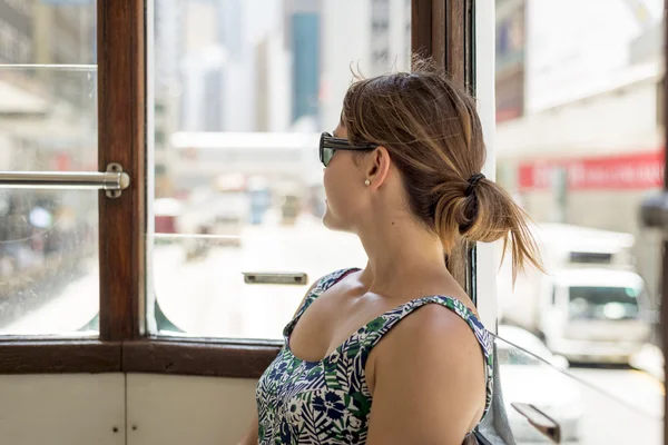Toeristische observeren uit een Tram in Hong Kong Island — Stockfoto