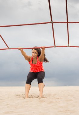 Güzel kadın onu geri germe