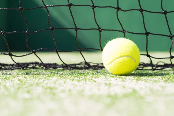 Pelota de tenis al sol —  Fotos de Stock