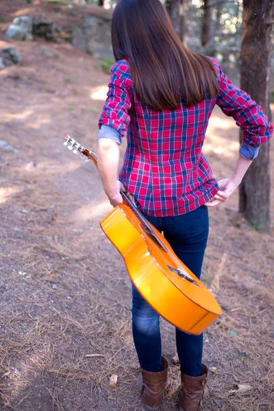 Kadın ülke tarafında bir gitar ile