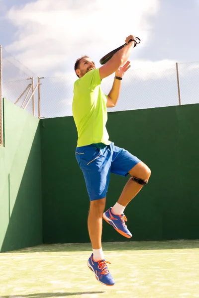 Man jumping while playing Tennis — Stock Photo, Image