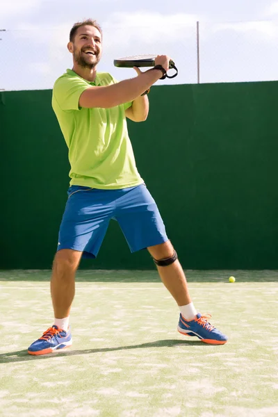 Riendo mientras jugaba al tenis —  Fotos de Stock