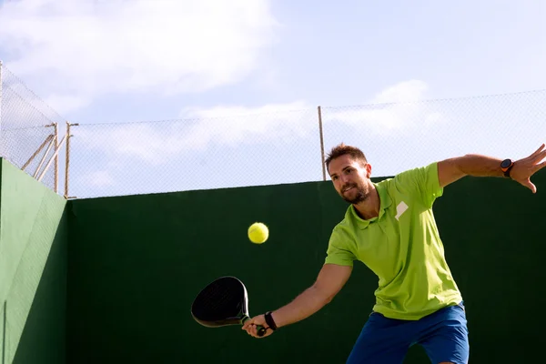 Yakışıklı adam Tenis oynarken