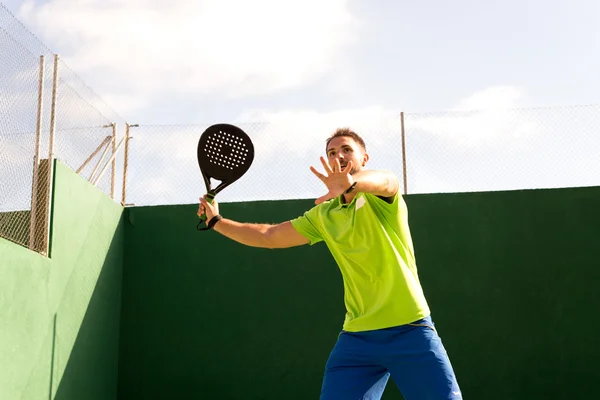 Lindo chico jugando tenis —  Fotos de Stock