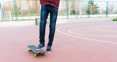 Aşağı düşen onun paten patenci