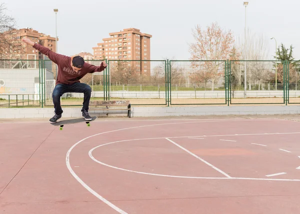 Jeune homme faisant du skate sur la rue — Photo