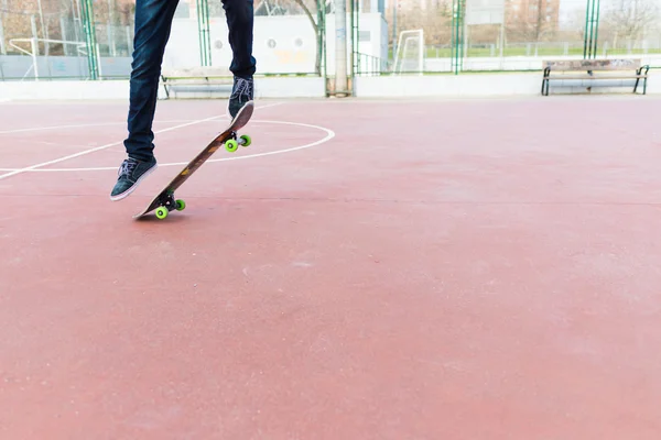 Skate haciendo un truco de skate — Foto de Stock